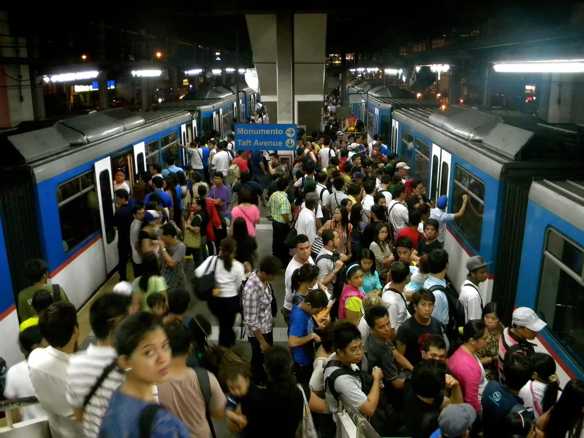 How to Navigate Yorkdale Mall on TTC During Holiday Weekend Crowds